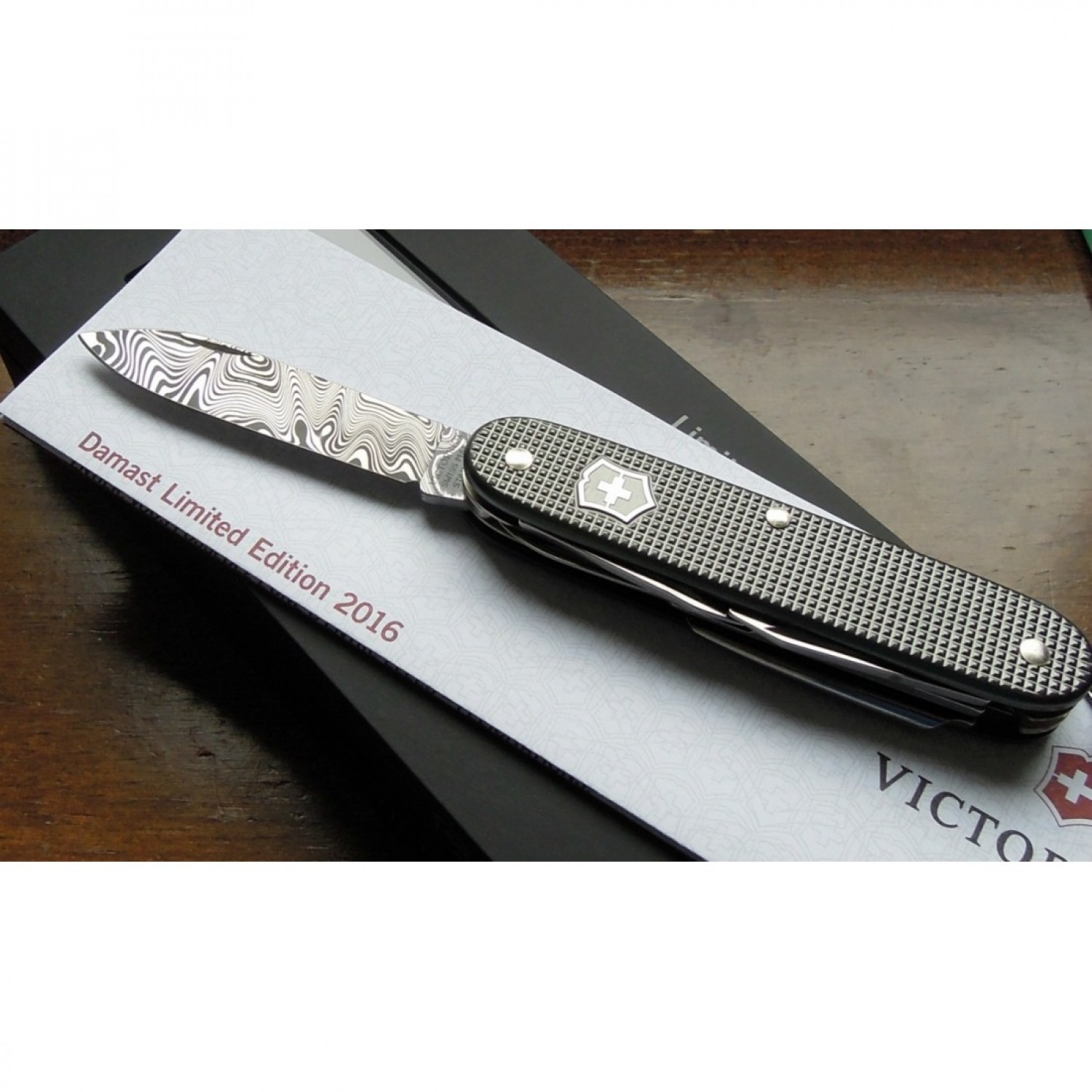 VICTORINOX PIONEER X DAMASTEEL 0.8231.J16. Купить Нож на